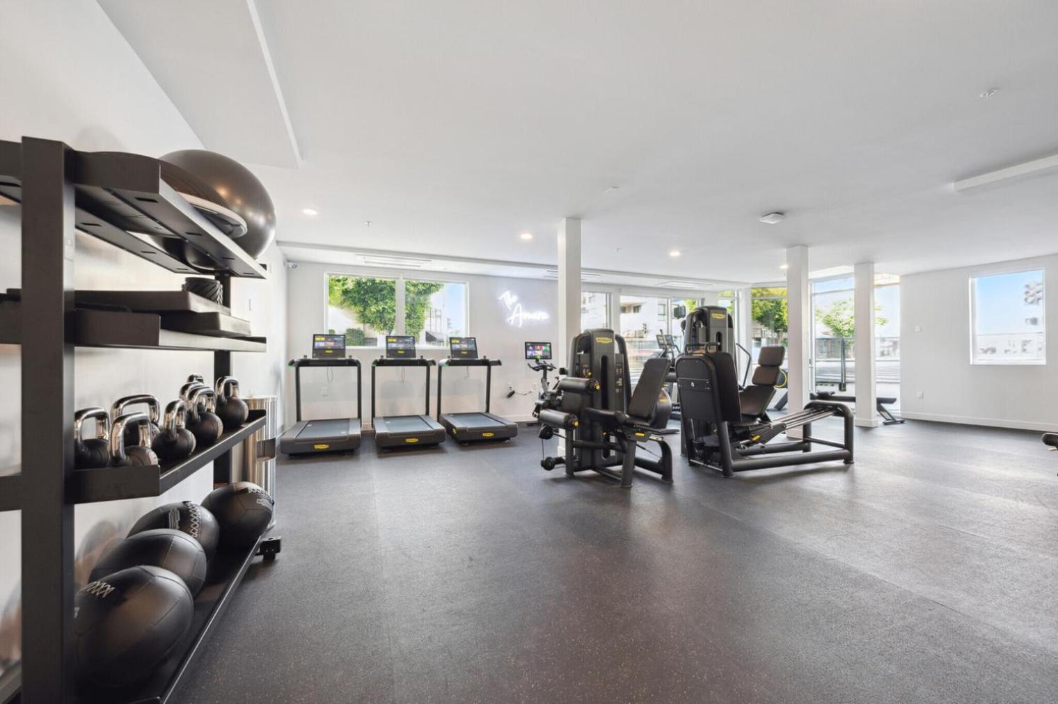 Blueground Brentwood Pool Gym Near Metro Lax-1286 Apartment *